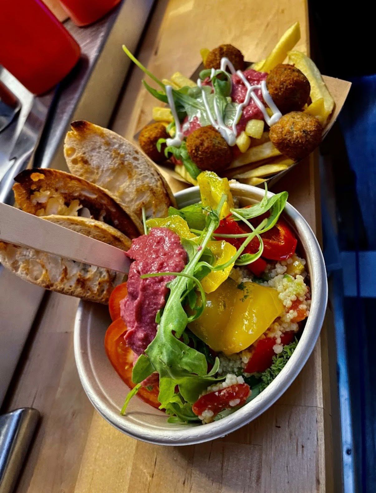 Bunte Bowl mit frischem Salat und Beilagen