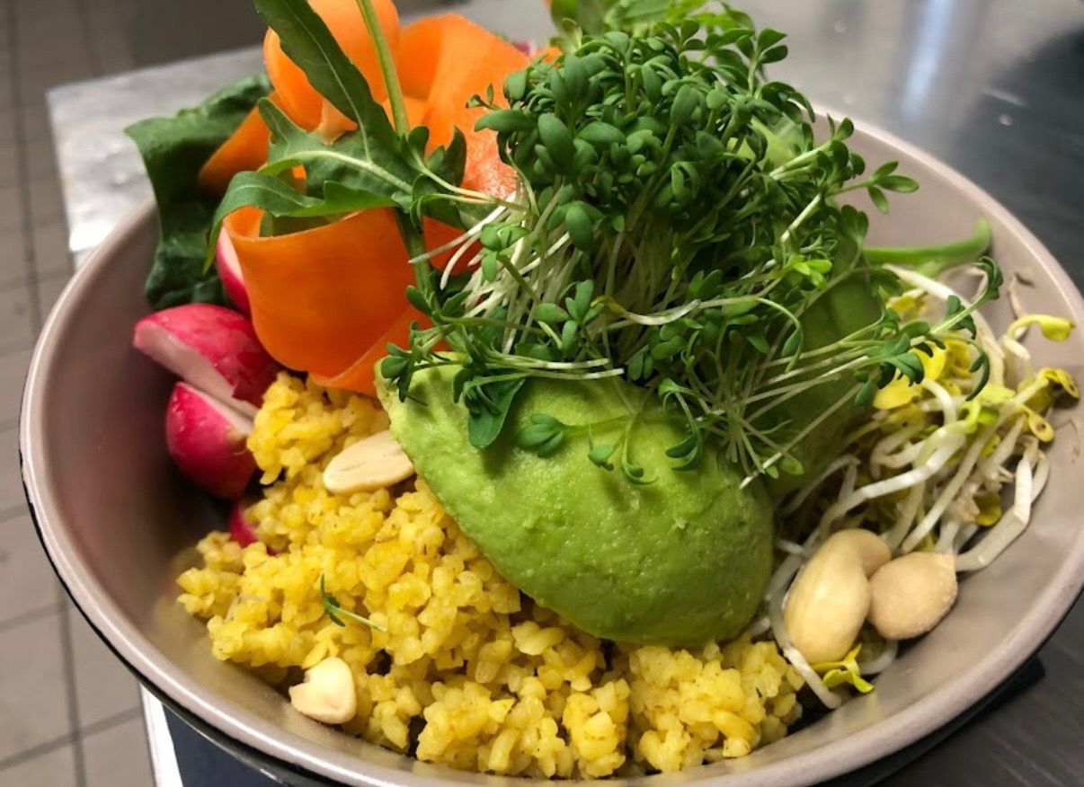 Bunte Bowl mit Gemüse, Sprossen und Reis