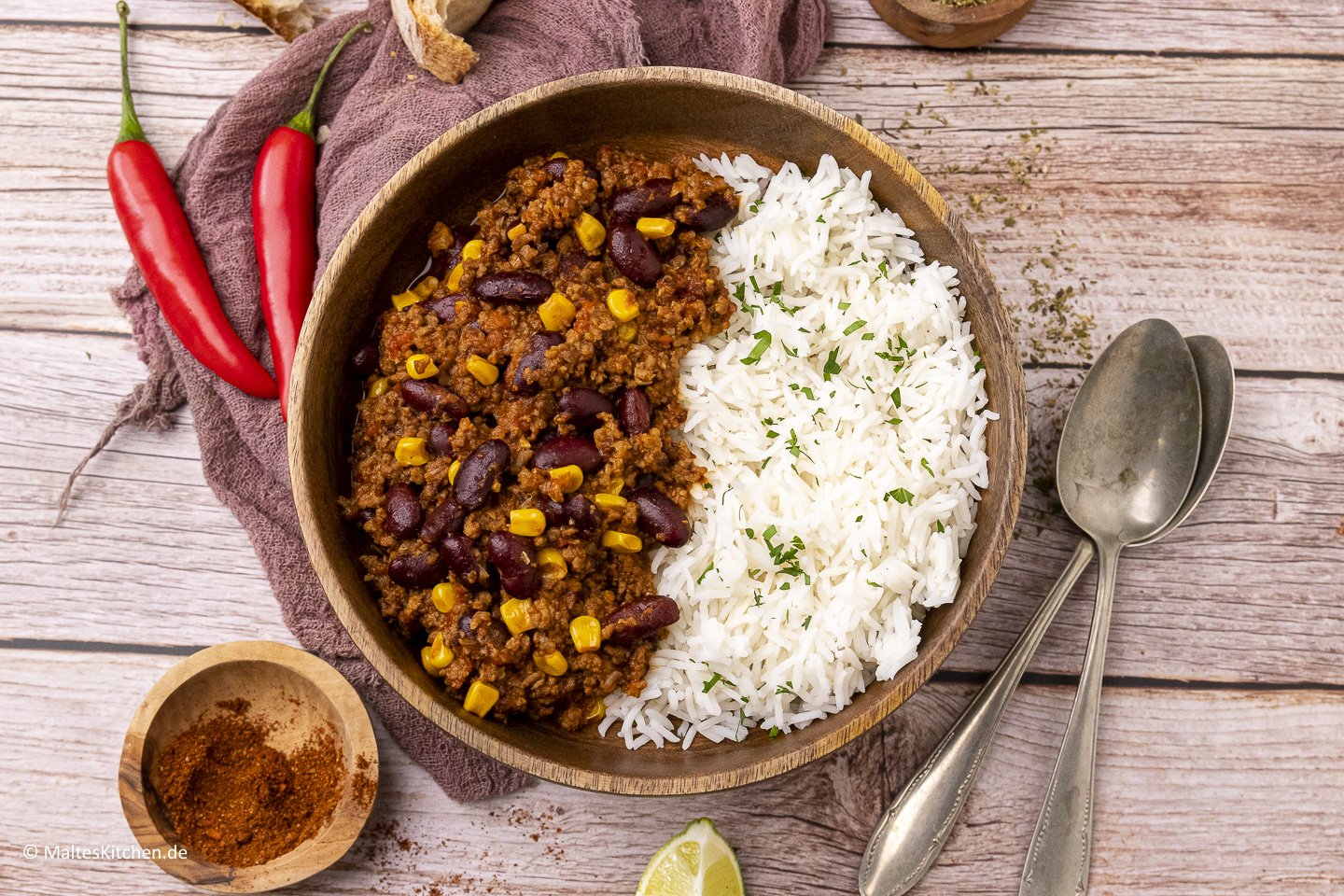 Herzhaftes Chili mit Brot