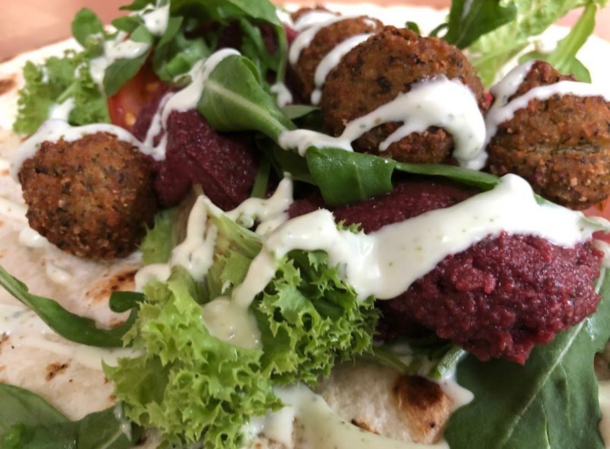 Falafel mit frischem Salat und Kräutern