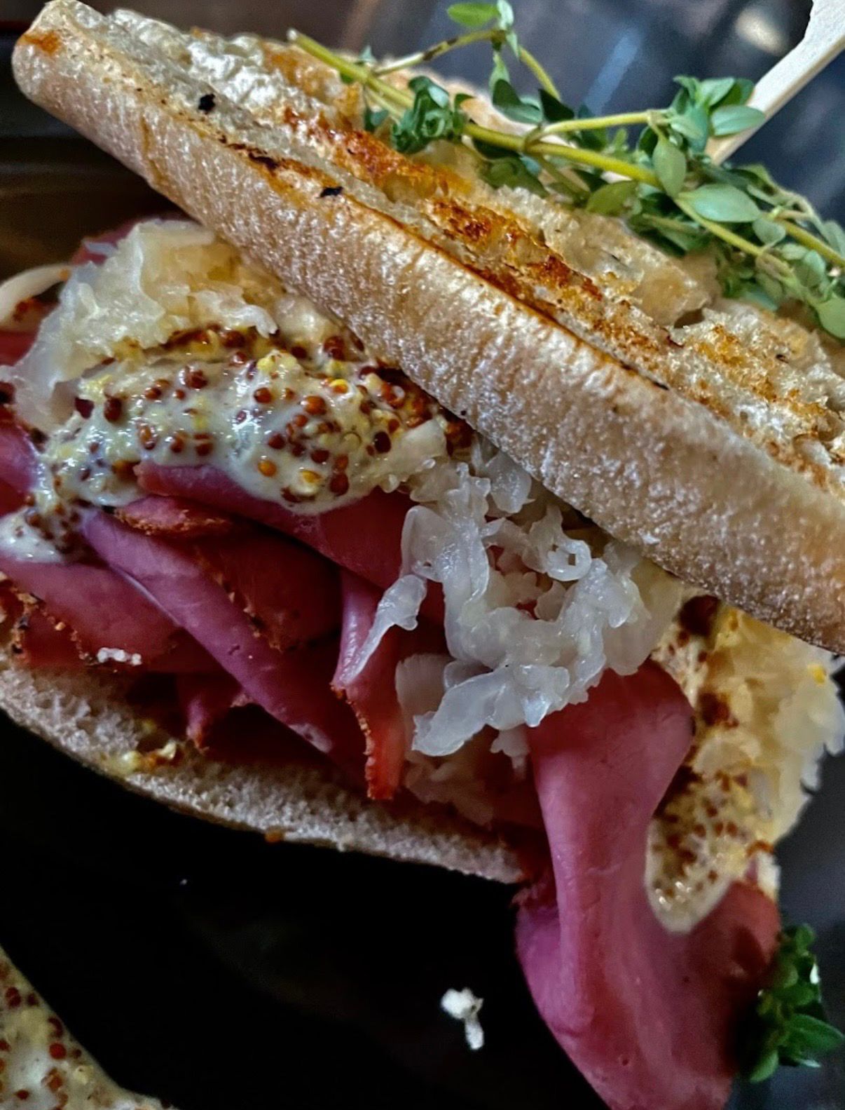 Herzhaft gefülltes und frisch geröstetes Fladenbrot