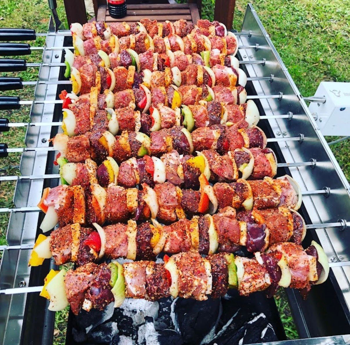 Grillspieße mit Fleisch und Gemüse über der Glut
