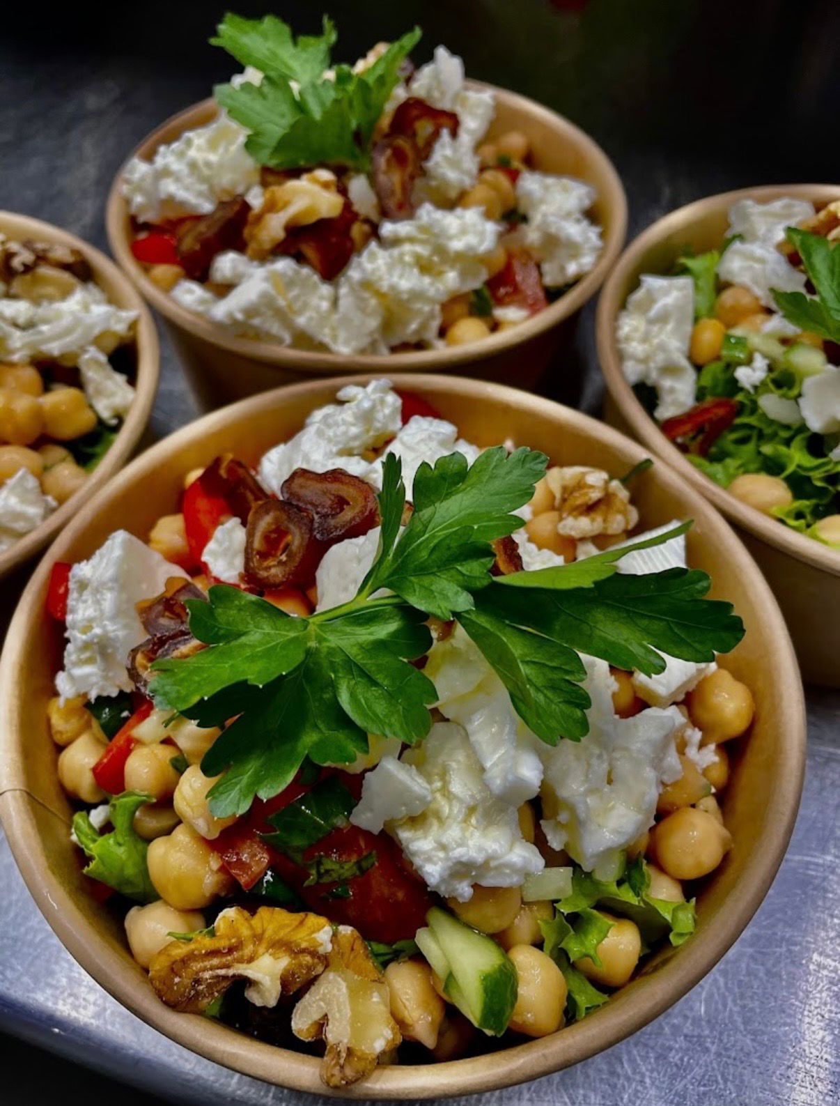 Kichererbsensalat mit Gemüse, Kräutern und Feta