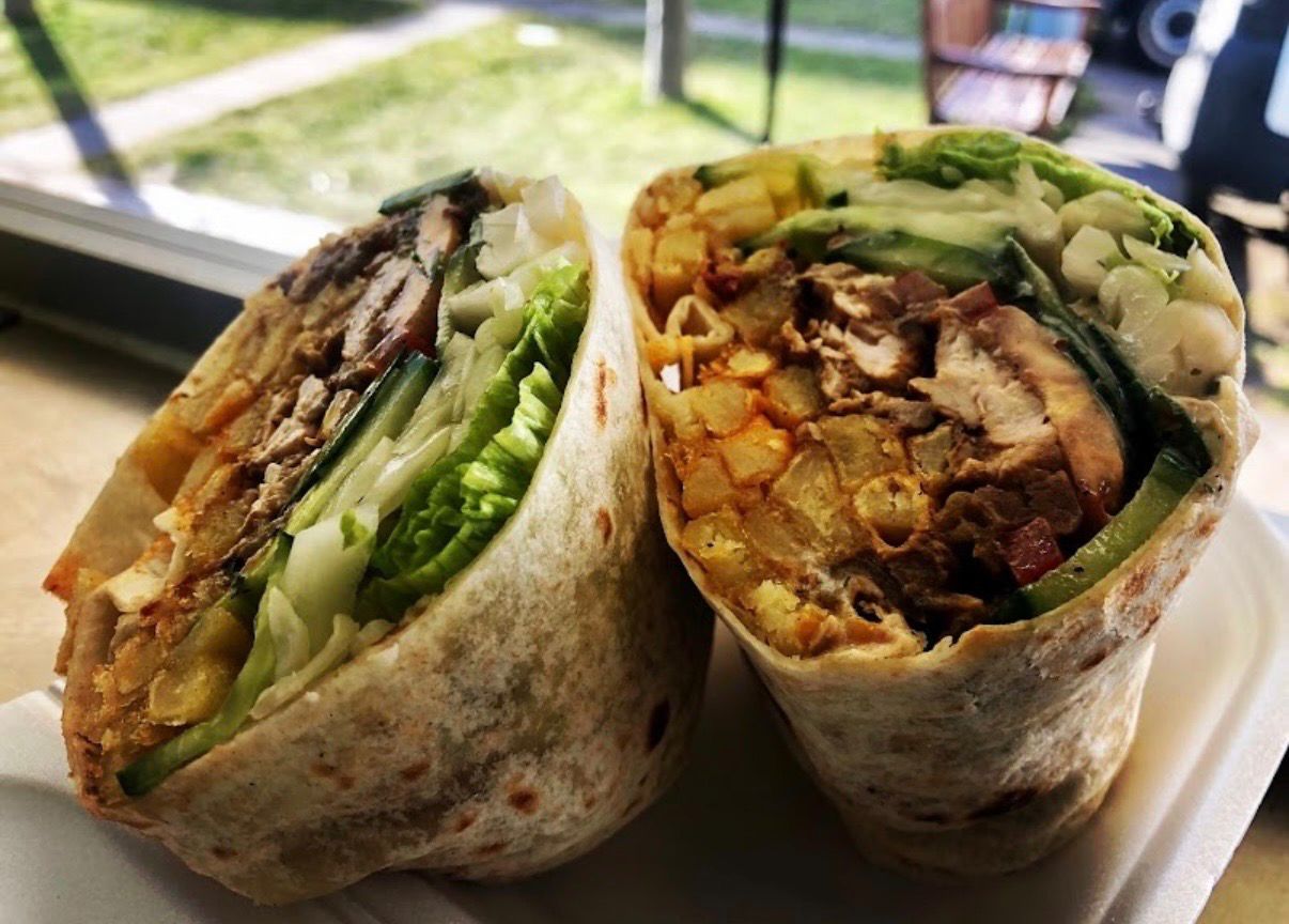 Frisch gefüllte Wraps mit Fleisch und Salat